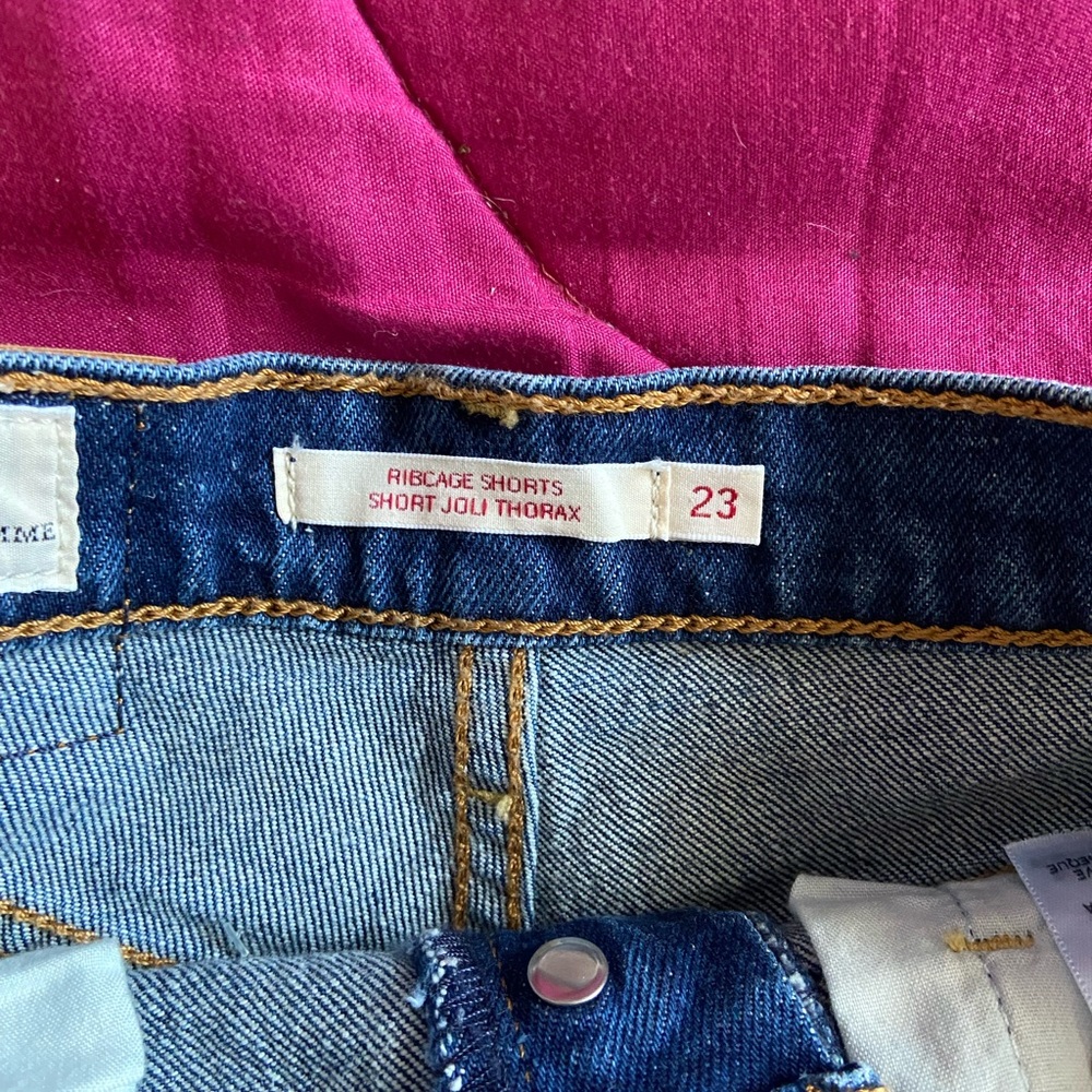 Levi’s Ribcage Shorts - Picture 5 of 5
